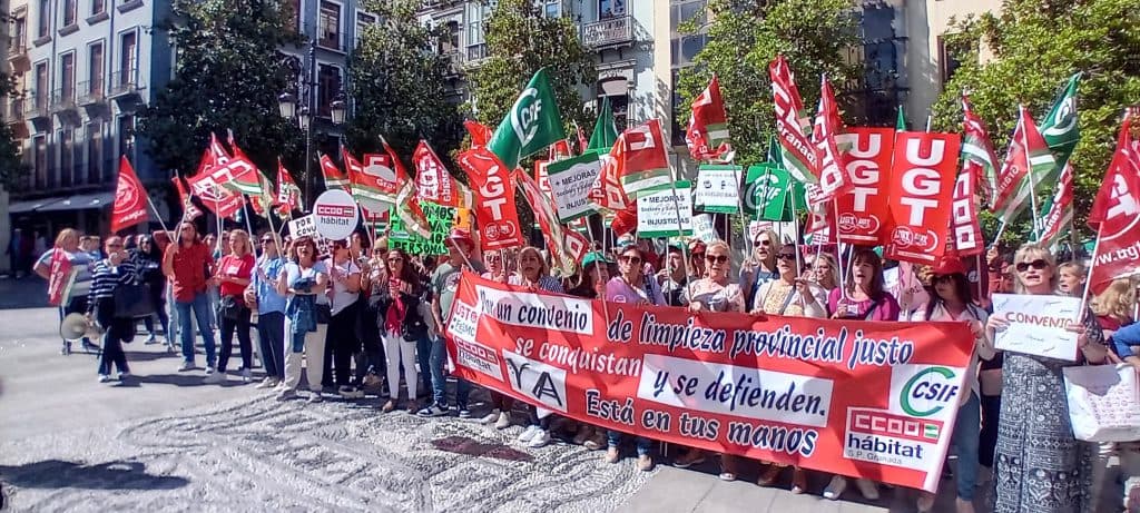 El personal de limpieza no sanitaria de Granada se concentra para exigir un convenio colectivo justo
