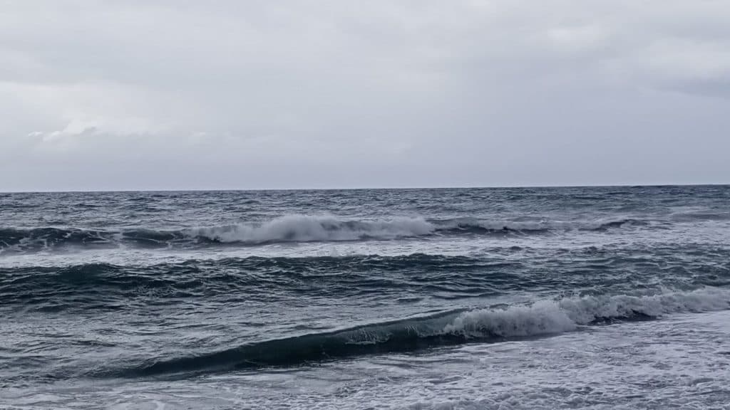 Día festivo con fuerte temporal de poniente en el litoral granadino