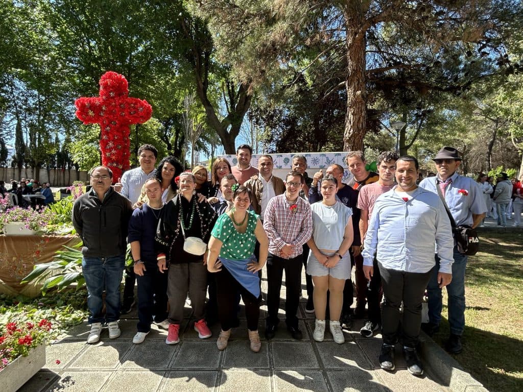 Rodríguez visita la Cruz de los Centros Sociales de Diputación, hecha por sus propios usuarios