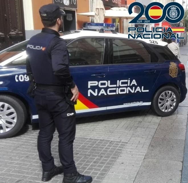 Agentes de la Policía Nacional sorprenden al presunto autor del robo de una bicicleta de montaña del interior de patio