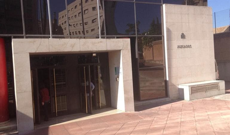 Admitida a trámite la querella por presunta prevaricación contra la Decana del COPAO, María Adela Checa Caruana