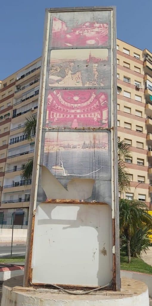El PSOE denuncia el «mal estado de conservación» en que se encuentra la parte trasera del gran poste de entrada a la plaza de la Coronación