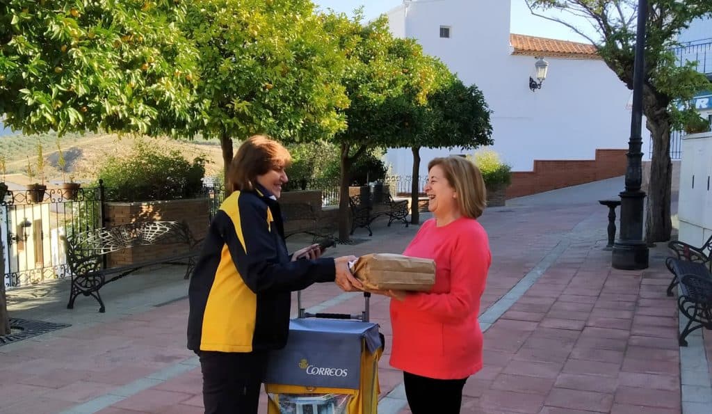 Los carteros y carteras rurales de Correos siguen ofreciendo una amplia gama de servicios en los domicilios de la provincia de Granada