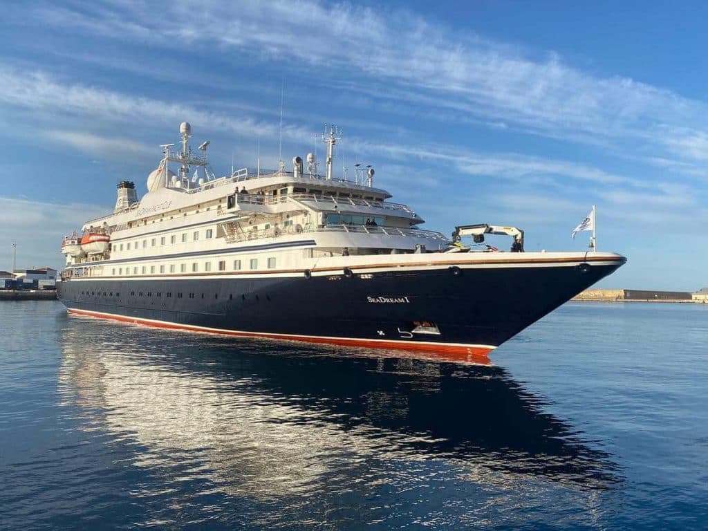 Llega al Puerto de Motril el crucero Seadream I de categoría luxury, que cuenta con una eslora de 105 metros