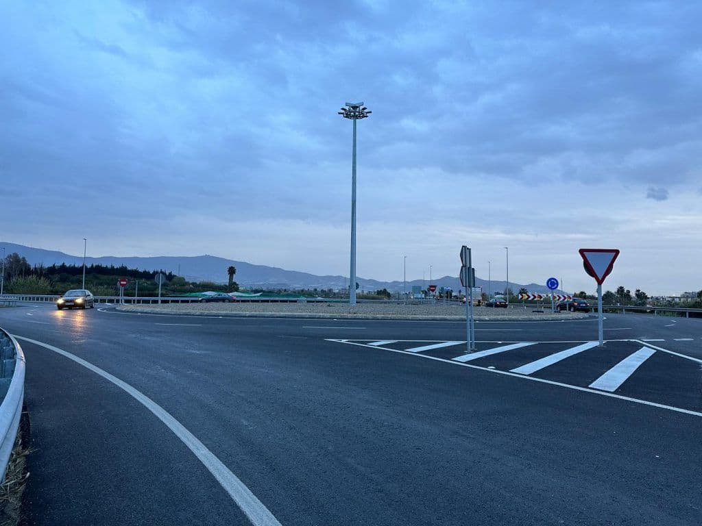 El Gobierno anuncia que en los próximos meses se procederá a la iluminación de la glorieta en la carretera N 340 de acceso a Motril