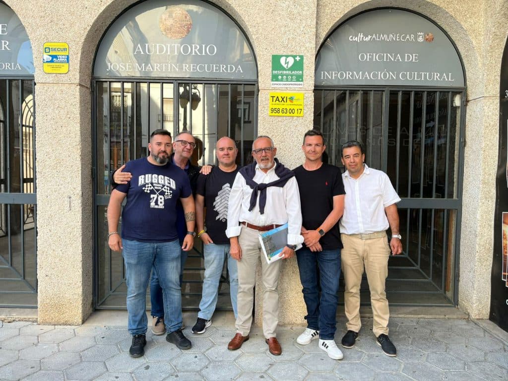 Los taxistas de Almuñécar aprueban un nuevo reglamento e insisten en la demanda de marquesinas en algunas de las paradas