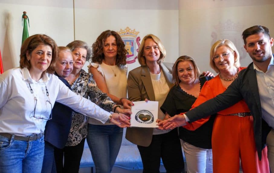 El Ayuntamiento de Motril firma un manifiesto por la defensa y apoyo de la Guardia Civil y Policía Nacional con la plataforma ‘Nuestro corazón por bandera’