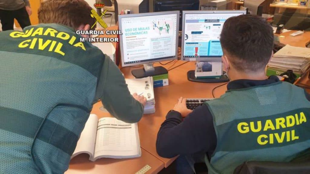 La Guardia Civil de Motril investiga a una joven por la estafa de 93.000 euros a dos empresarios granadinos a través de internet