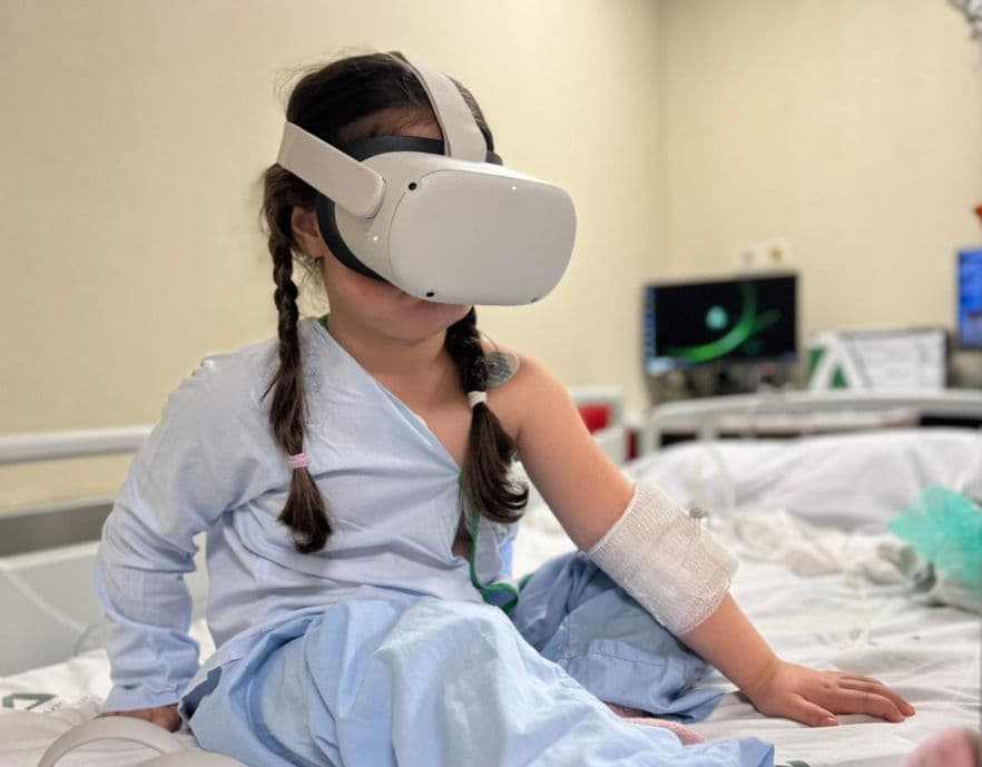 El Hospital de Motril adquiere unas gafas de realidad virtual para aliviar la ansiedad de los más pequeños que pasan por el quirófano