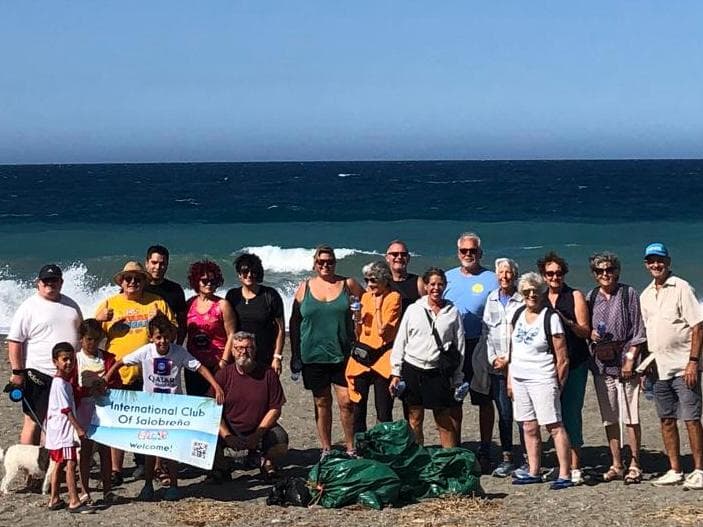 Más de 200 voluntarios recogen más de 500 kg de residuos del litoral granadino en el Día Mundial de los Océanos