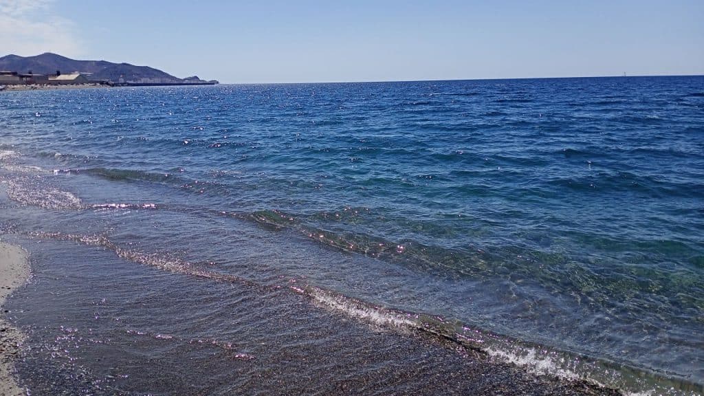 La Costa Tropical disfruta de una agradable víspera de la Noche de San Juan con numerosos bañistas en las playas