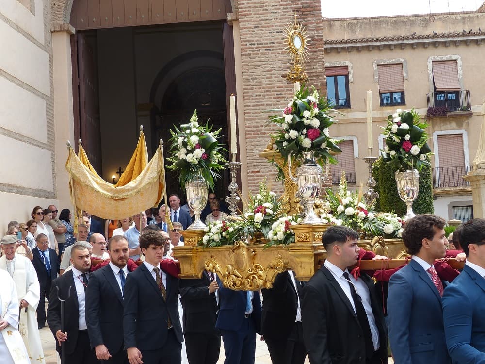 ALABADO SEA EL SANTÍSIMO SACRAMENTO DEL ALTAR