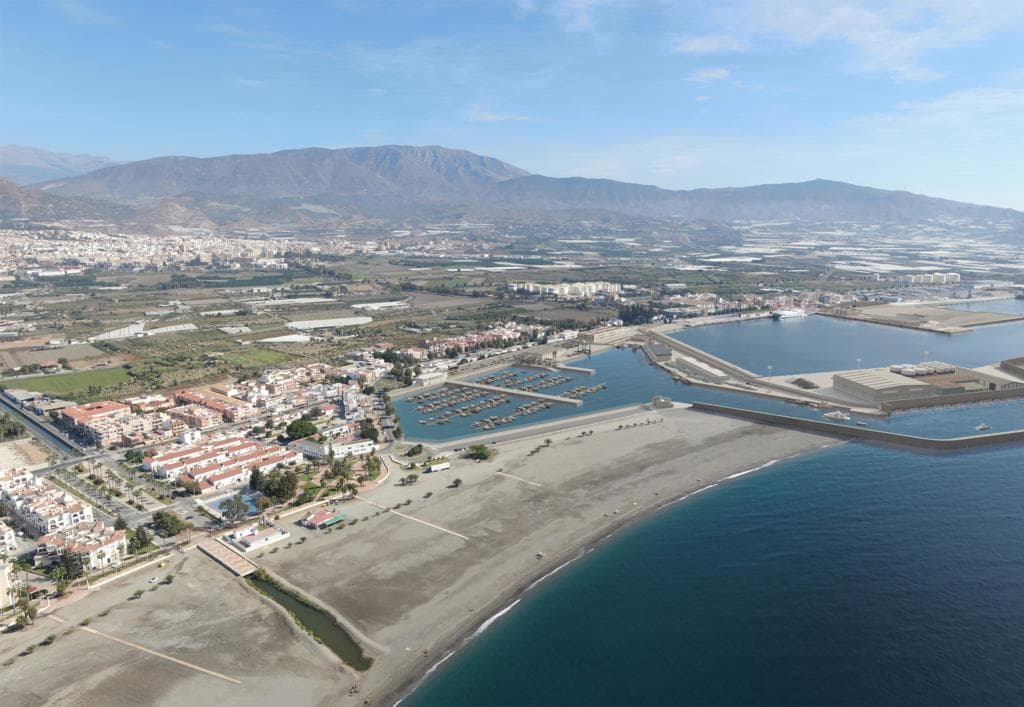 El Puerto de Motril sale al paso de la preocupación vecinal y desmiente «la supuesta instalación de una planta química»