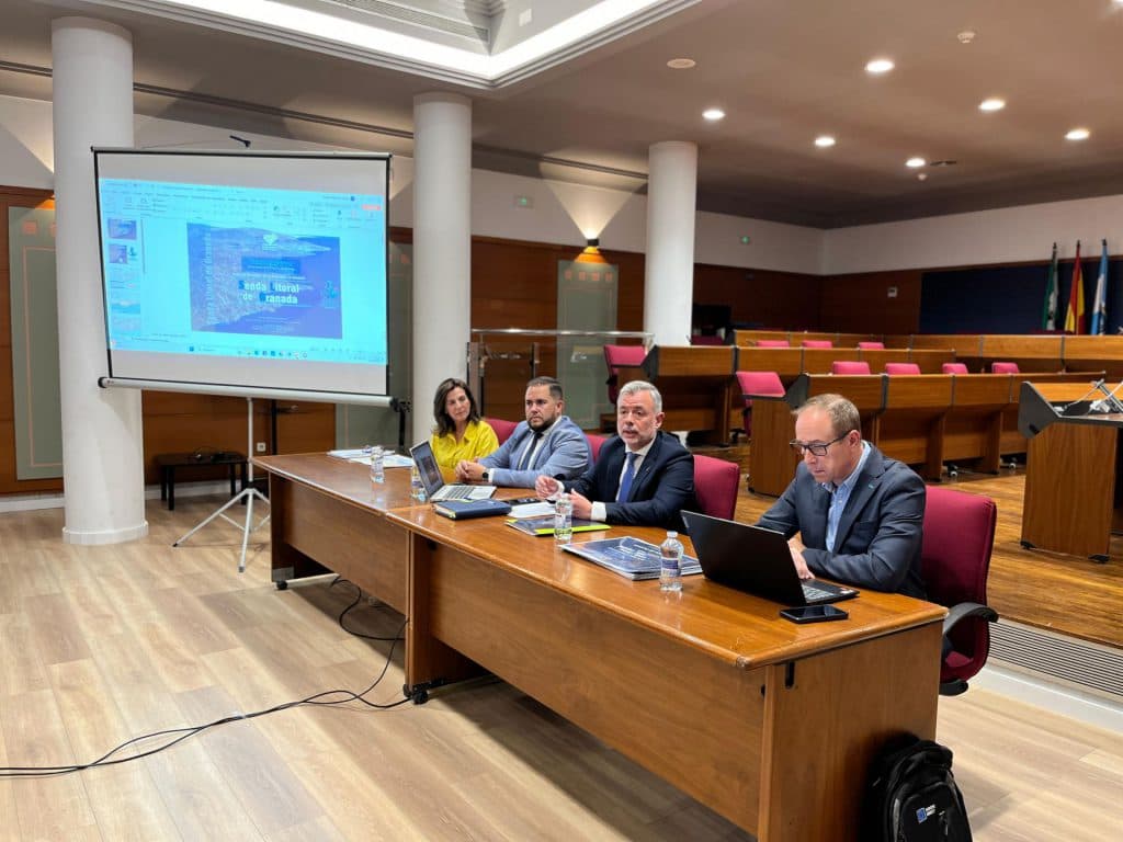 Diputación mantiene una nueva reunión de trabajo con los municipios de la Costa Tropical para informar del proyecto de la Senda Litoral