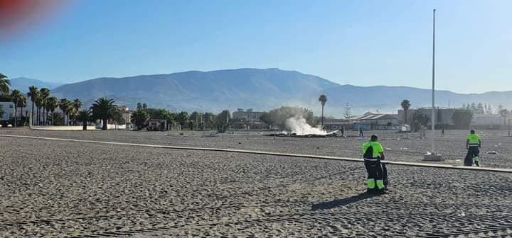 Tras la larga noche de San Juan, tareas de limpieza en las playas de la Costa Tropical