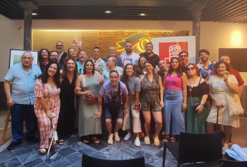 La familia de ‘La Juanita’ y Antonio Bueno reciben el reconocimiento del PSOE de Motril en el Día del Orgullo