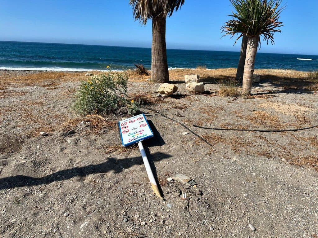 Hasta siete señales de playa han sufrido vandalismo en Carchuna en las últimas horas