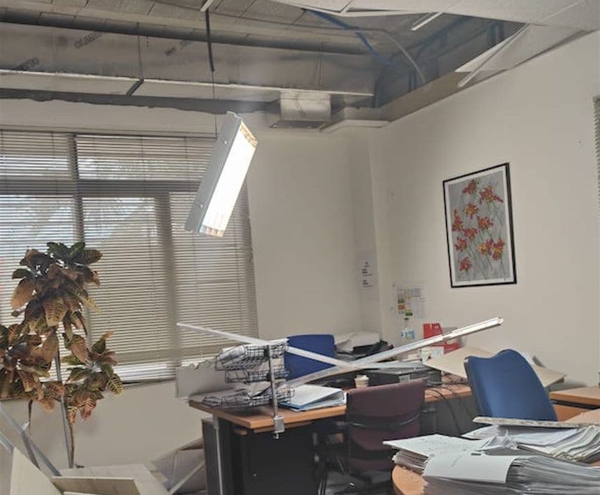 El PSOE denuncia el mal estado de conservación del edificio de Servicios Sociales de La Matraquilla, donde se ha desplomado el falso techo de una de las oficinas