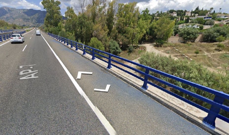 Muere un hombre tras caer su turismo por un puente de la AP-7 en Mijas