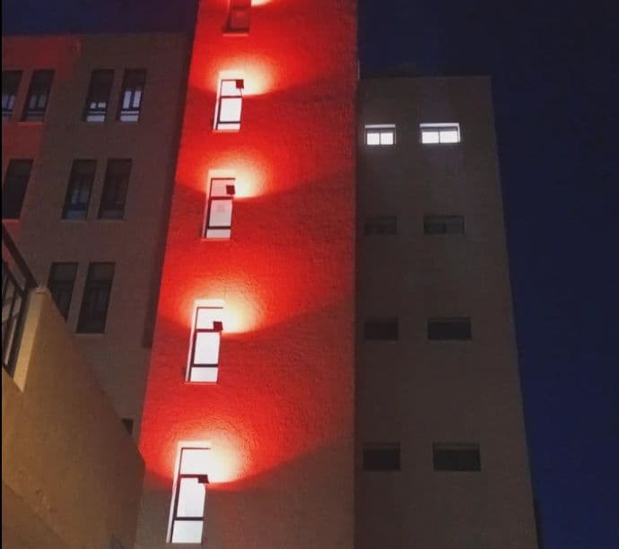 El Hospital Santa Ana de Motril se ilumina de rojo en el Día del Donante de Sangre