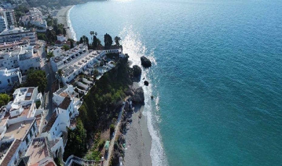Muere tras precipitarse desde un acantilado en Nerja