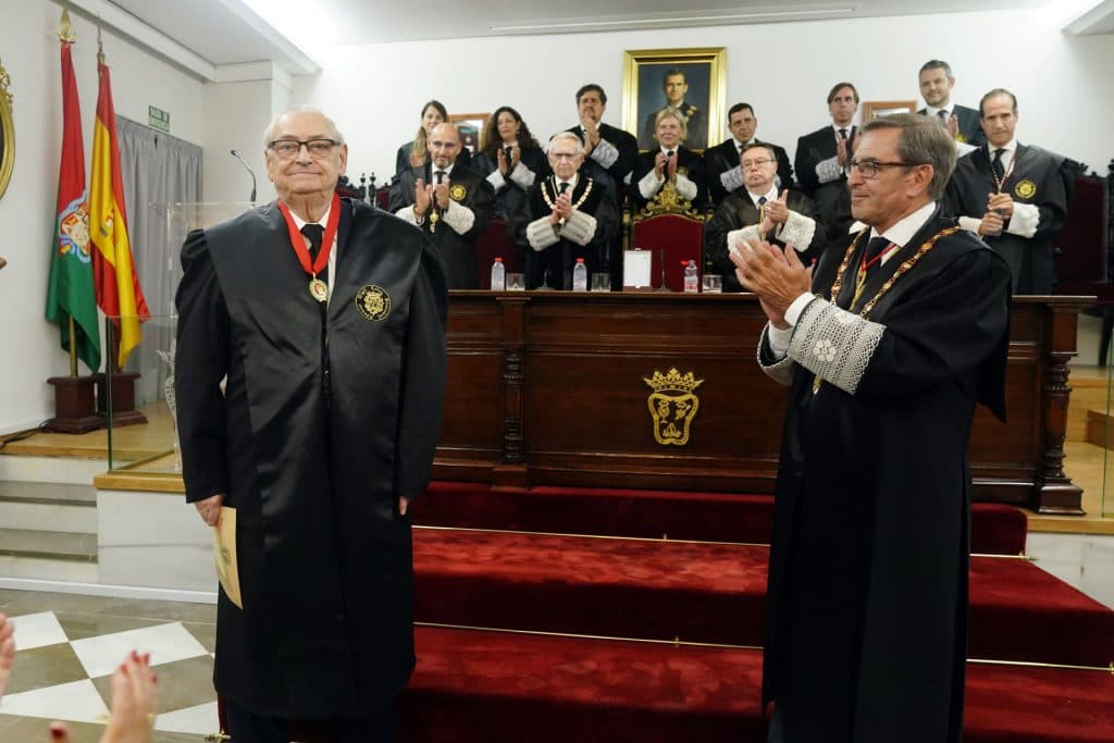 El letrado Fernando Mir Gómez es investido Colegiado de Honor de la Abogacía granadina