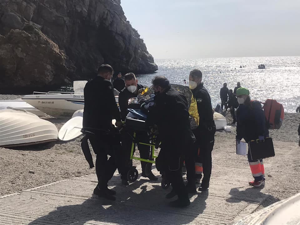 Muere un buzo en la playa de Calahonda