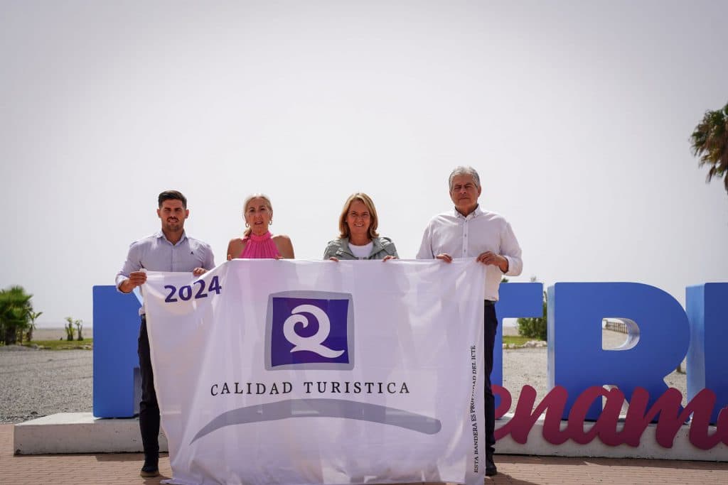 Motril iza sus dos banderas Q de Calidad turística en sus playas