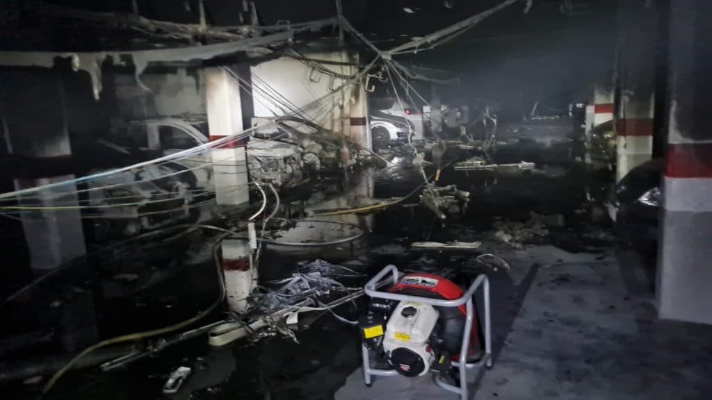 50 desalojados por un incendio en las cocheras de un edificio en Almuñécar