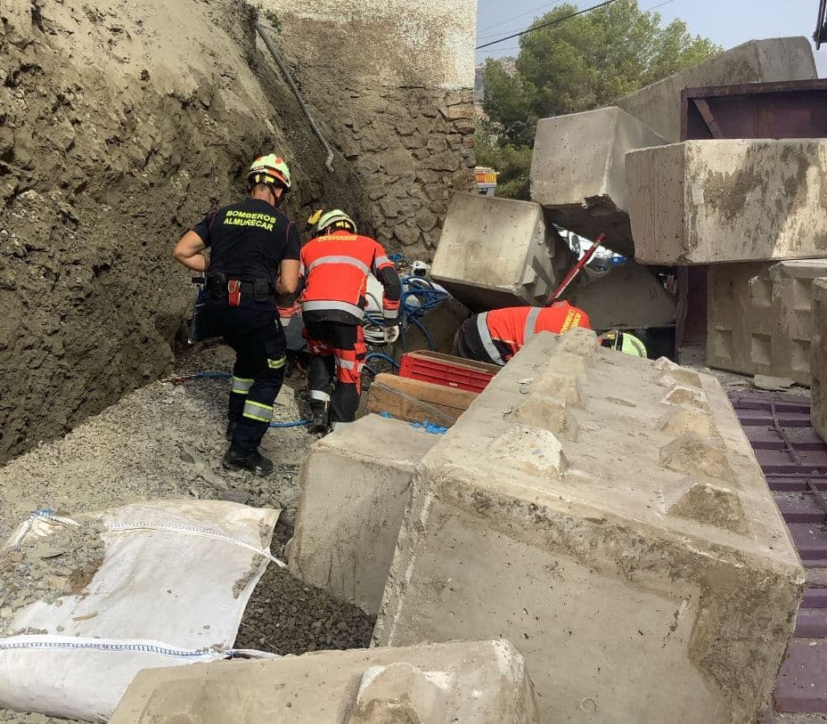 Fallece un hombre de 53 años al caerle el muro de una vivienda en Almuñécar