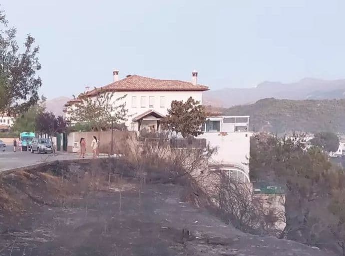 Regresan los vecinos afectados por el desalojo de 70 viviendas en La Sotanilla por el incendio de Víznar