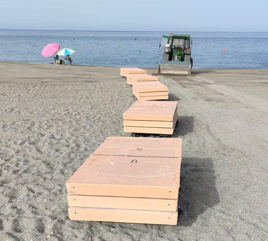El Ayuntamiento de Salobreña procedía el pasado 19 de julio a la colocación de las pasarelas de hormigón en la playa