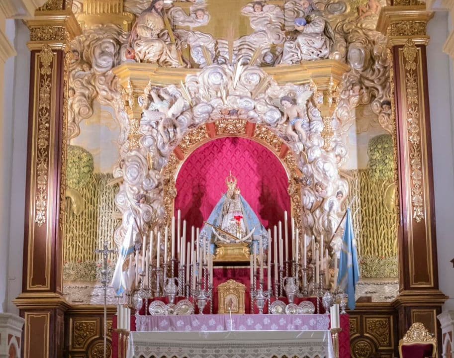 La Virgen de la Cabeza de Motril sale de su camarín y luce en su altar a la espera de los grandes días de devoción y fervor