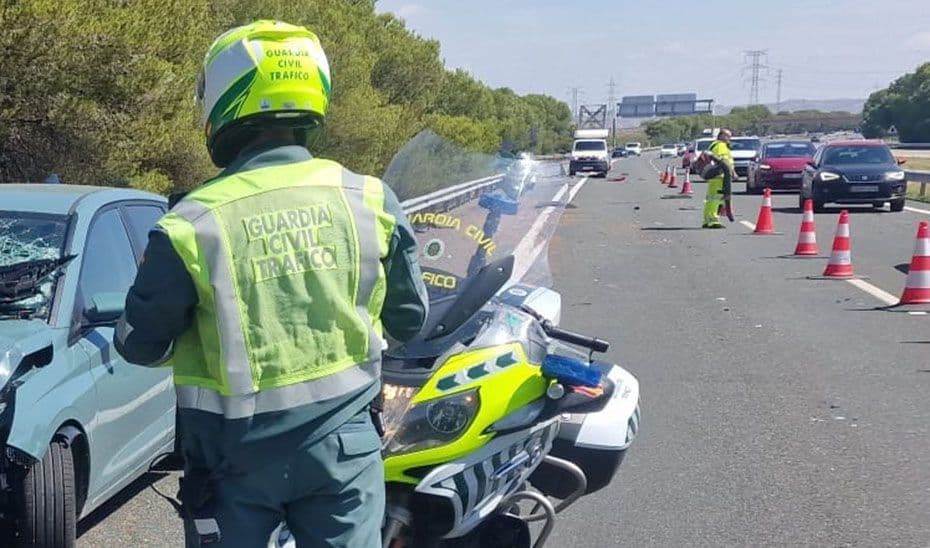 Una mujer fallecida y dos hombres heridos al colisionar un turismo y un tráiler en Estepa