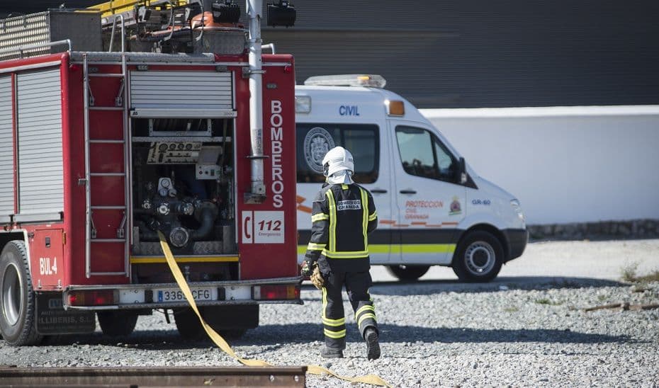 Un anciano afectado por inhalación de humo en el incendio de una cocina en Granada