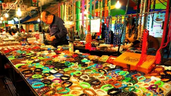 Salobreña recupera el mercadillo nocturno de los viernes