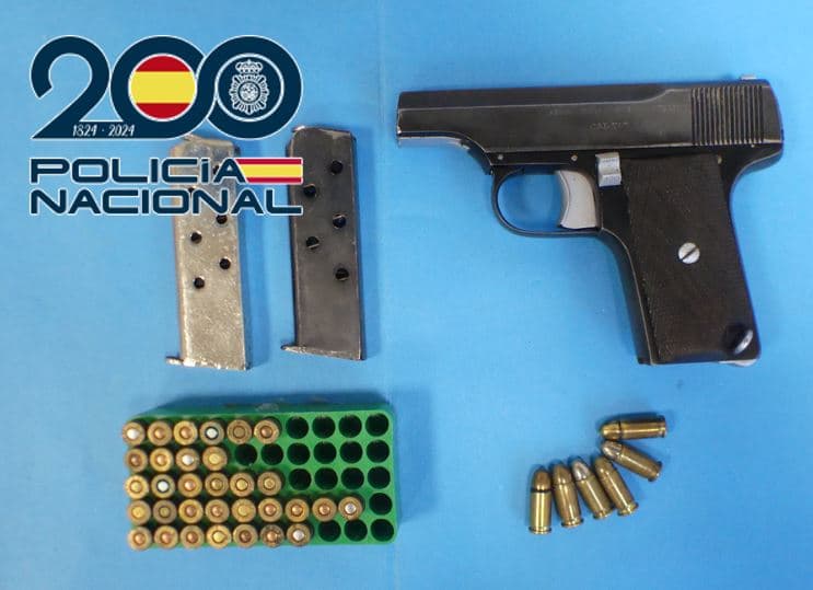 Agentes de la Policía Nacional han detenido a dos individuos que escondían una pistola en el interior de un vehículo