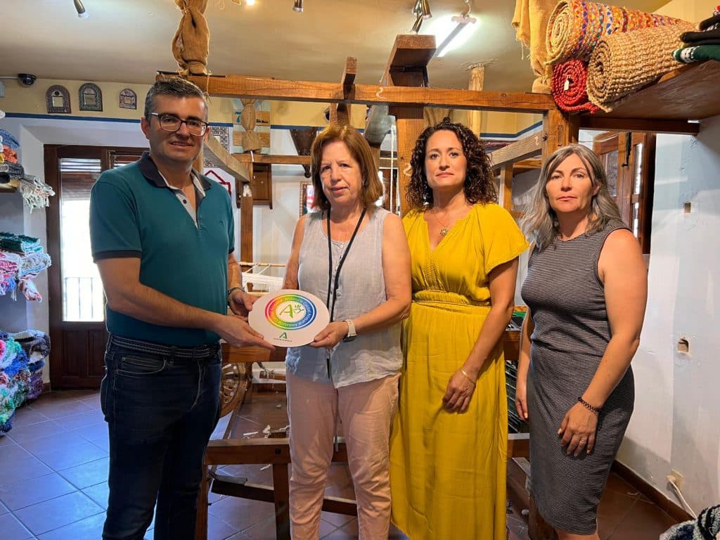 La Junta otorga el distintivo ‘Andalucía, Calidad Artesanal’ a la tejedora de la Alpujarra granadina Ana Martínez