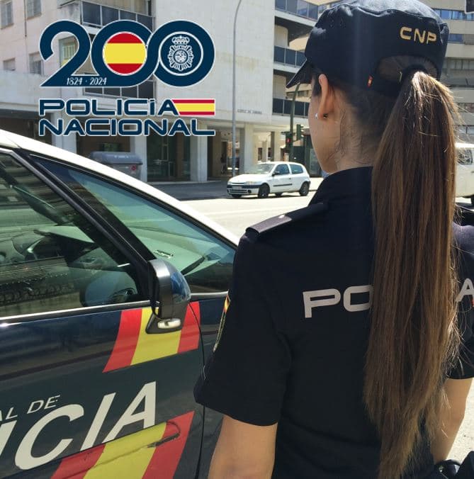 Agentes de la Policía Nacional detienen a un varón por robar en un domicilio tras escalar por un andamio