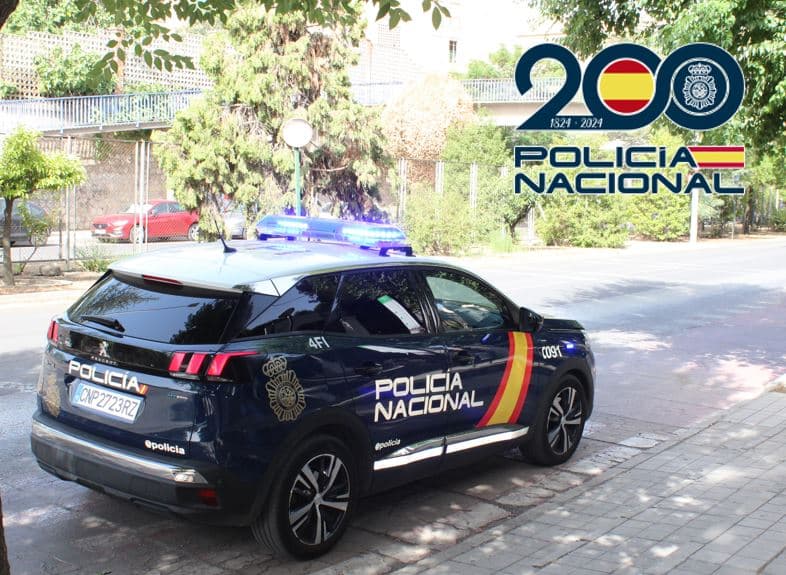Agentes de la Policía Nacional han detenido a una mujer que habría robado en un domicilio de madrugada