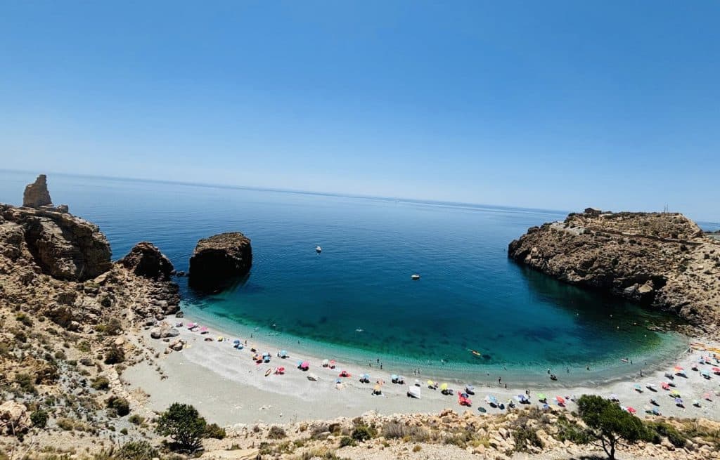 La prensa internacional y especializada vuelve a aclamar a La Rijana como una de las mejores playas de España
