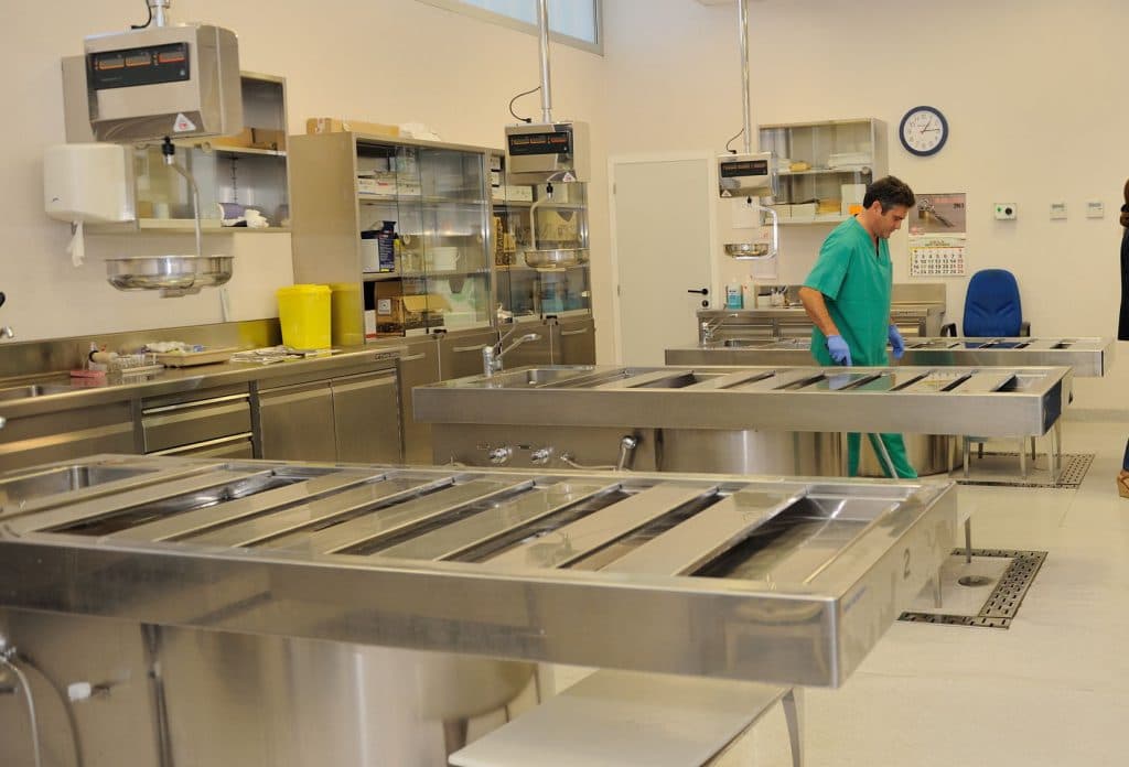 Las autopsias realizadas en el Instituto de Medicina Legal de Granada el año pasado revelaron un aumento de muertes súbitas naturales