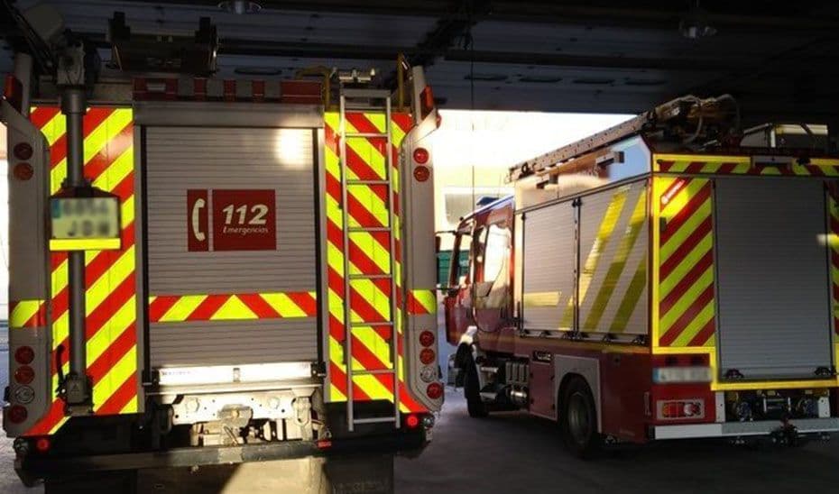 Dos bomberos afectados tras el incendio declarado en los talleres de un colegio en Andújar