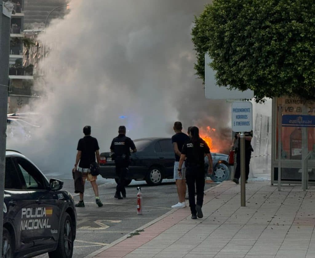 Susto en Motril con el incendio de un vehículo junto al pabellón de los deportes