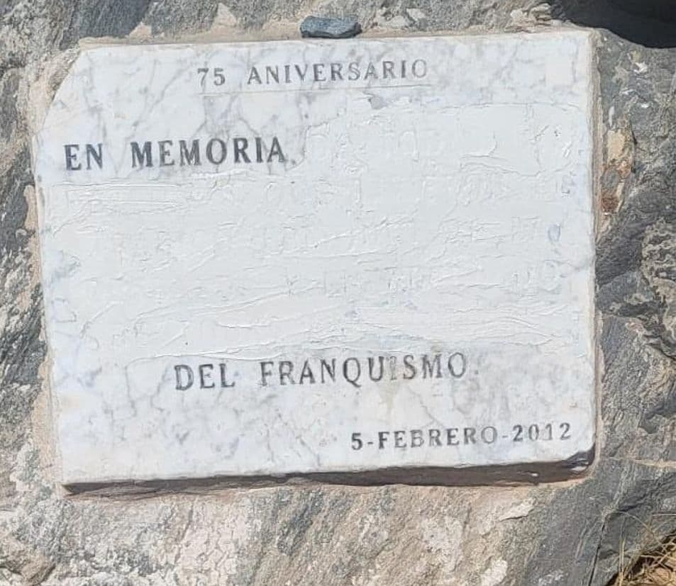 Nuevo «ataque fascista» a la placa en honor y memoria a las víctimas de La Desbandá en Almuñécar