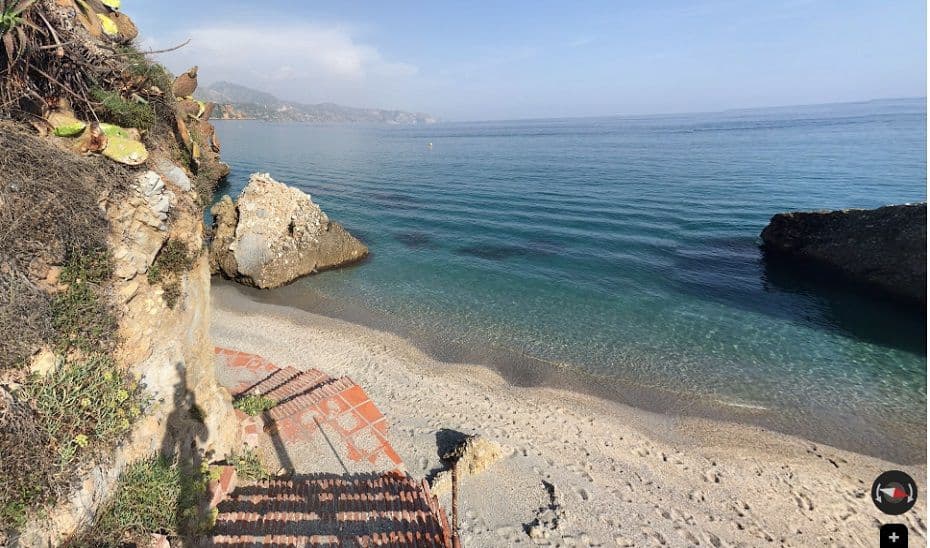 Hallan el cuerpo sin vida de un hombre de 50 años en una playa de Nerja