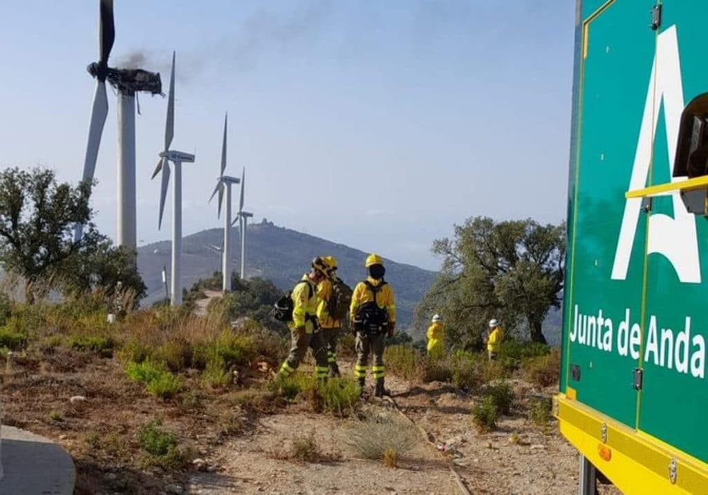 El incendio de un aerogenerador en zona próxima a un alcornocal de Lújar moviliza a Bomberos de Motril e Infoca