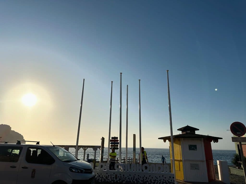 Roban de madrugada todas las banderas de la playa de Calahonda