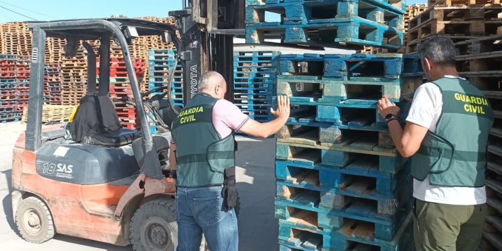 La Guardia Civil inmoviliza en Granada y Almería más de 20.000 palés que no cumplían la normativa sobre sanidad vegetal