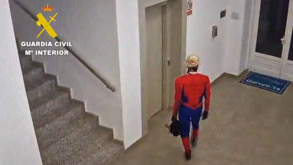 Fue a robar en Castell de Ferro disfrazado de Spiderman, pero la Guardia Civil logró reconocerlo y detenerlo